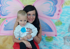 Oleg z ciocią na ściance motylowej